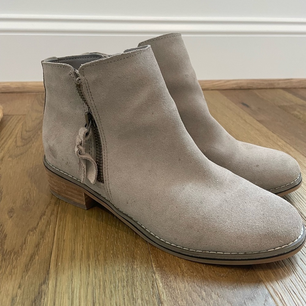 Blondo Liam Waterproof Suede Double Zip Ankle Booties in Tan/Taupe
